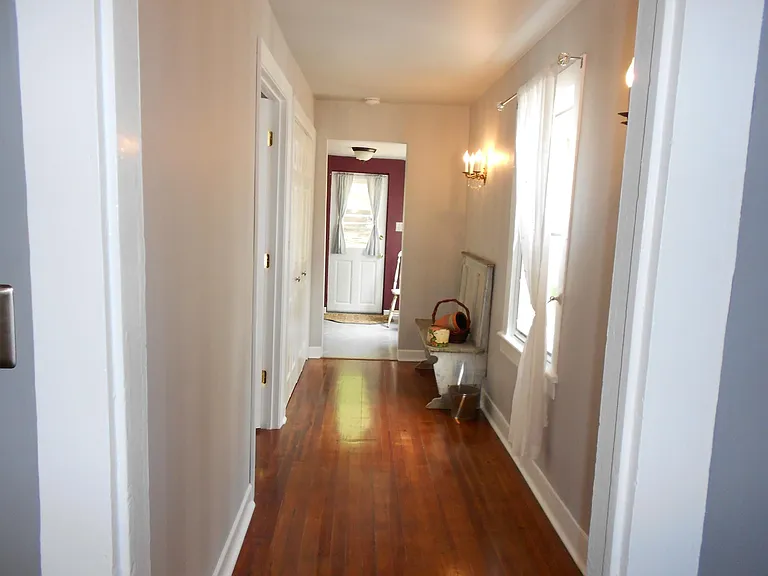 1103 Market St E — Photo 4