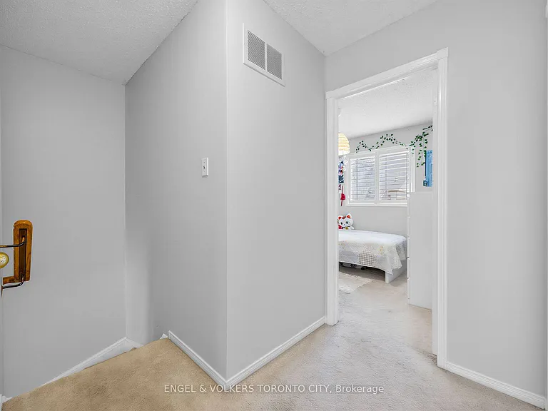 15 Fulton Cres — Photo 23