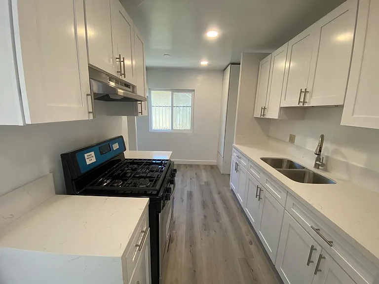 1057 E Hyde Park Blvd #A — Photo 5