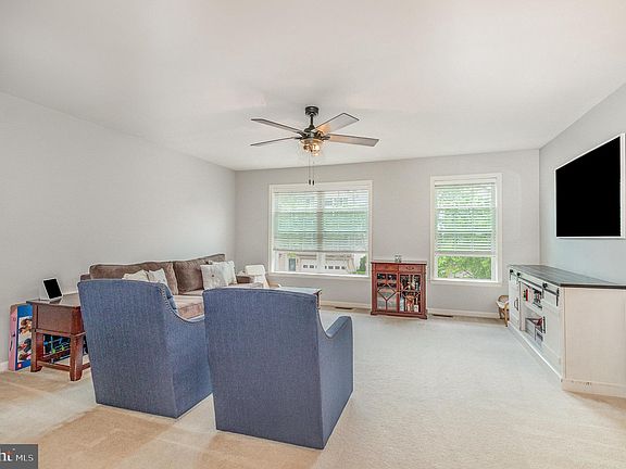 3rd image of 551 Meadowcroft Cir