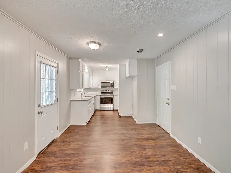 2833 Kingsbury Ave — Photo 8