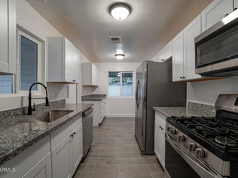 536 W 18th St — Photo 22