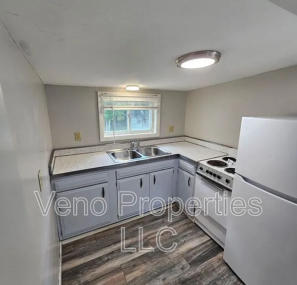 17-19 Avenue Ave #D — Photo 2