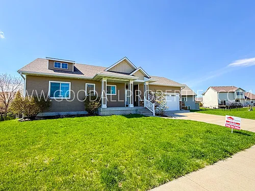 1106 NW Rockcrest Rd Photo 1