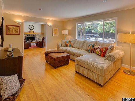3rd image of 334 Twinview Dr