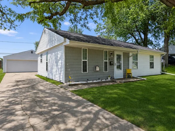 3737 Oakland Rd NE, Cedar Rapids, IA 52402