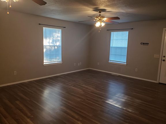 4th image of 209B NE White Oak Dr