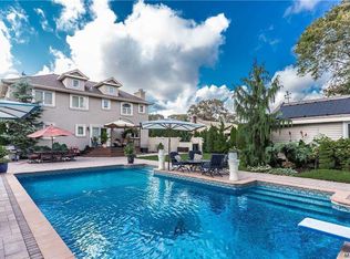 15 Penney St, West Islip, NY 11795