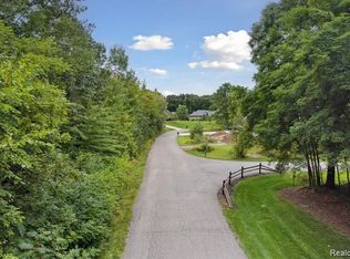 225 Great Pines Dr, Oxford, MI 48371