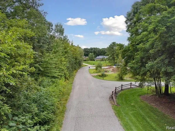 225 Great Pines Dr, Oxford, MI 48371