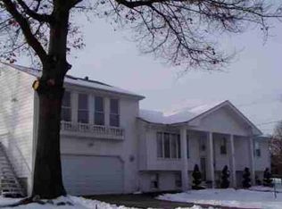 1 Tanglewood Ln, North Providence, RI 02904