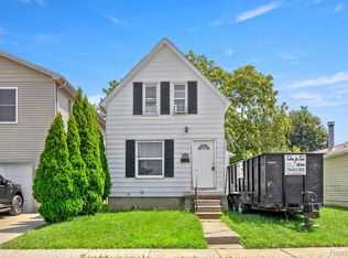 2483 Dickinson St, Trenton, MI 48183