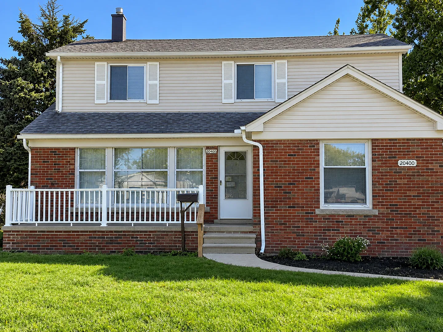 Beautiful 5 Bedroom Home In St Clair Shores — Photo 2