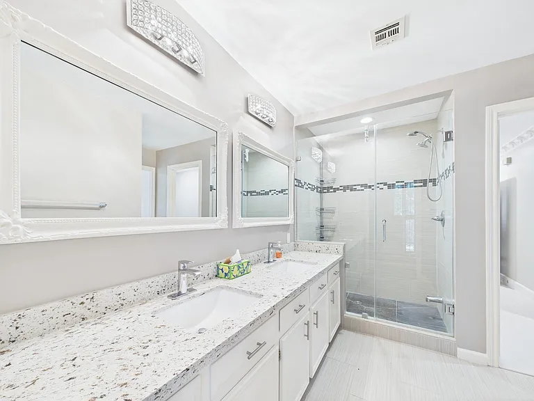 702 Daria Ct — Photo 38
