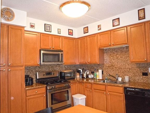 Fantastic Gourmet Kitchen with Granite Counters