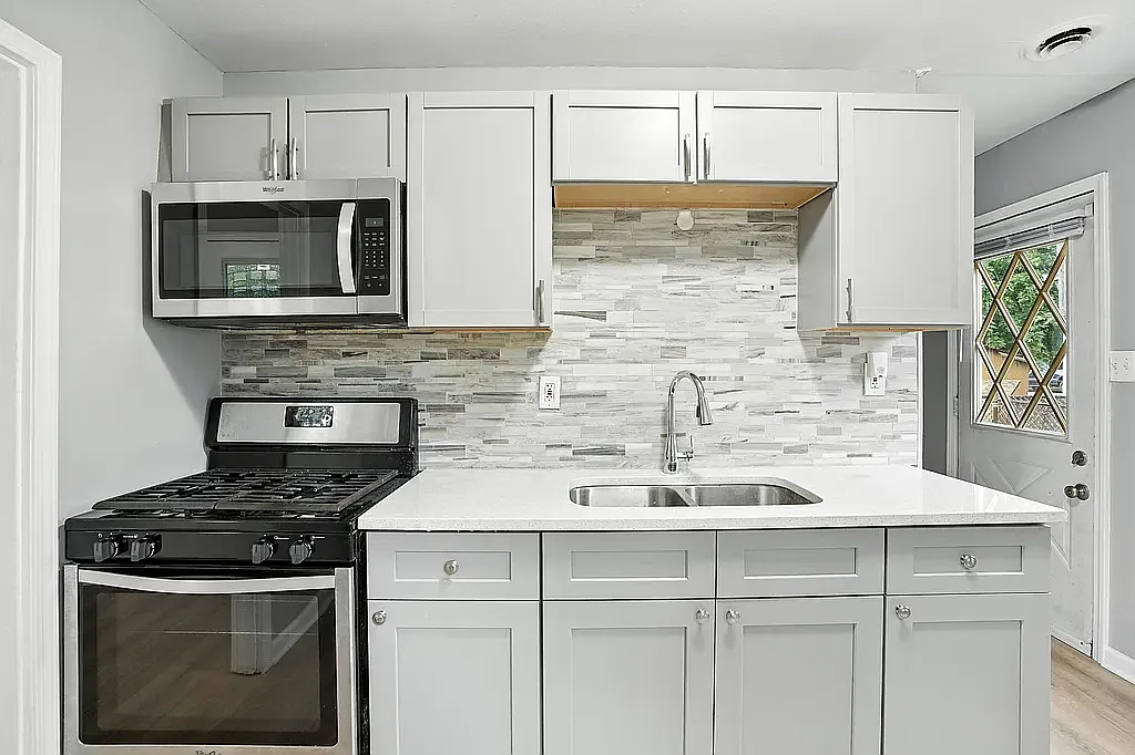 3 bed, 874 sqft, $2,180 — Photo 3