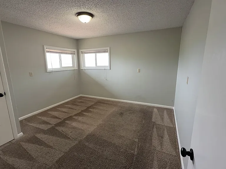 210 SE Court St — Photo 3