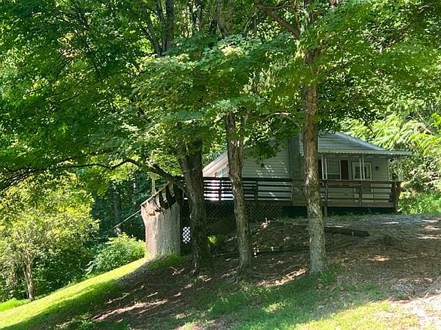 Approach to house from the gravel driveway (on the right)