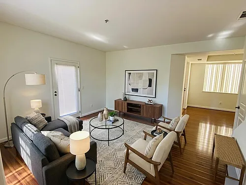 305 W Newby Ave #J Photo 1
