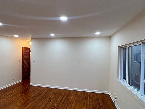 5th image of 6507 N California Ave #2E