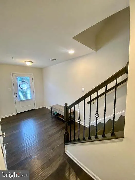 3 bed, 3.5 bath, 1996 sqft, $3,200 — Photo 2