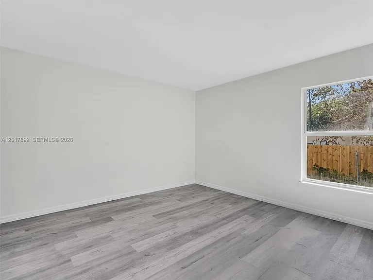 2401 E 11th St — Photo 15