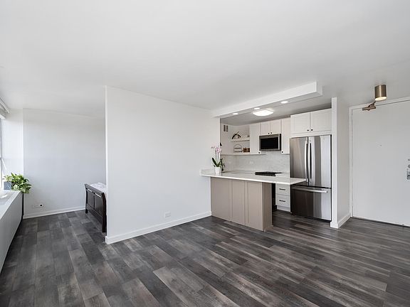5th image of 2626 N Lakeview Ave APT 2106