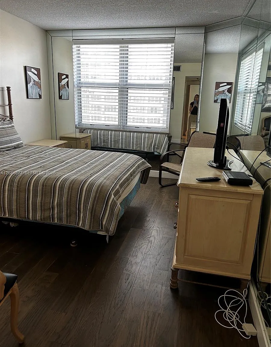 Hemispheres Condo — Photo 2