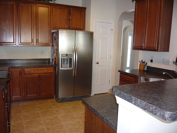 3rd image of 618 Queensbury Ln