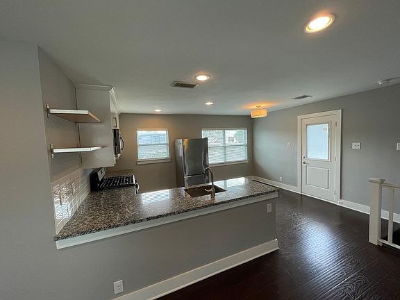 5th image of 4900 Kelton Dr