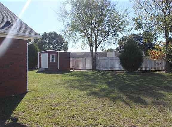 5th image of 313 W Kingswood Dr