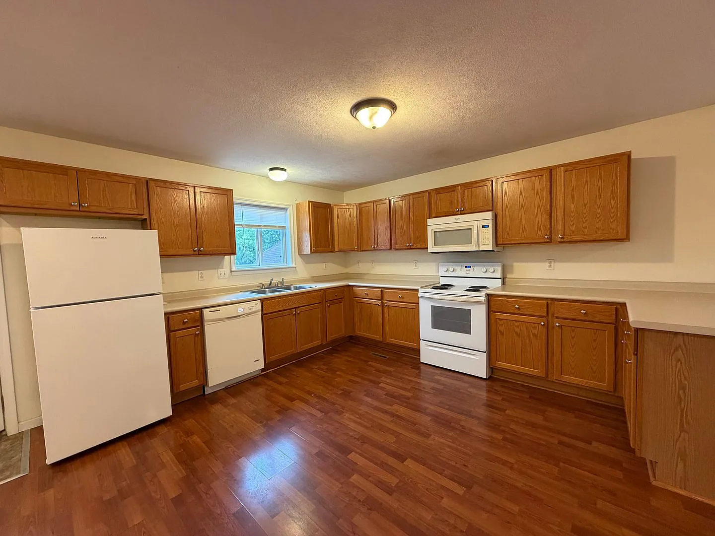 Spacious and Updated Two Bedroom Apartment — Photo 4