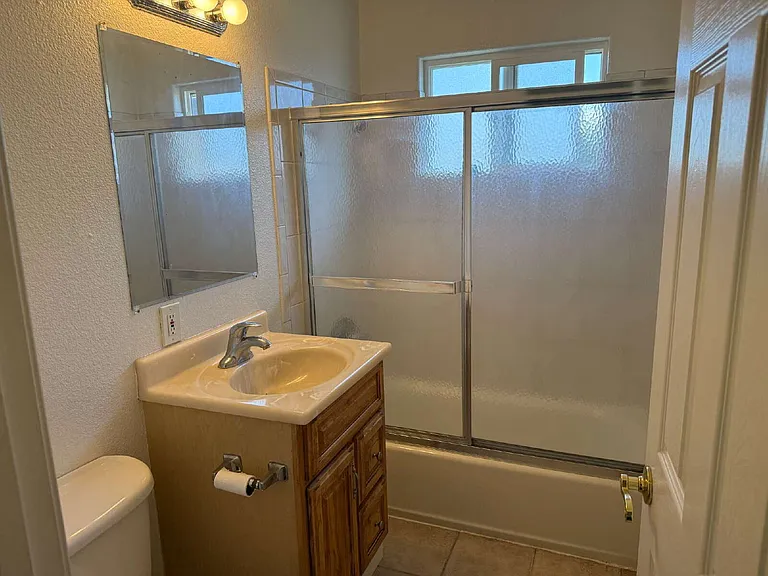 930 Ravenscourt Ave #4 — Photo 8