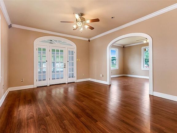 3rd image of 901 Navarre Ave