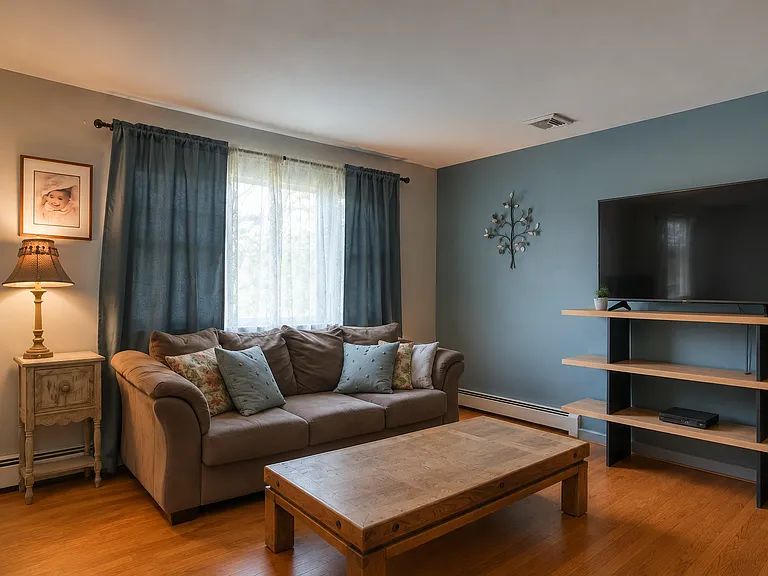 10 Capital Dr — Photo 4