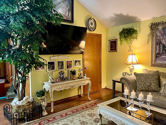 5th image of 202 S Oak Avenue