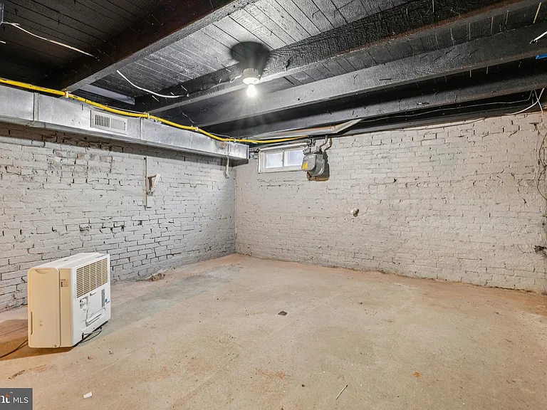 49 E Heath St — Photo 35