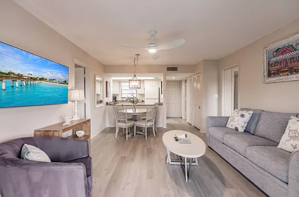 2 bed, 864 sqft, $9,570 — Photo 2