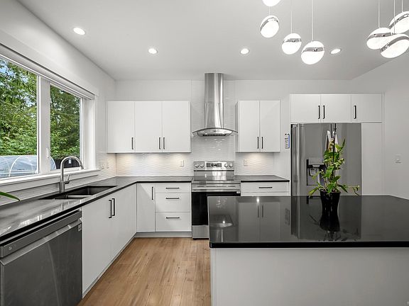 5th image of 2583 Steele Cres