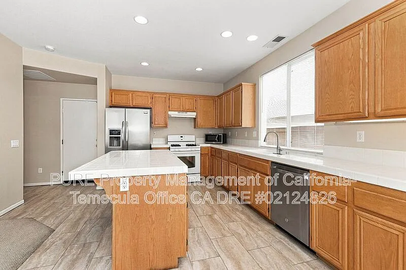 3 bed, 2.5 bath, 2180 sqft, $3,095 — Photo 4