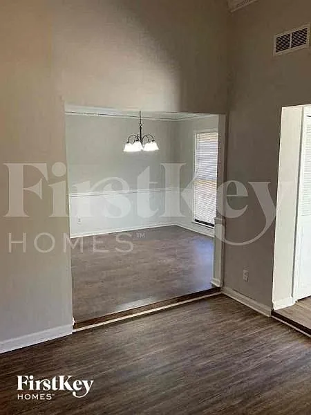 4 bed, 2.0 bath, 1950 sqft, $2,190 — Photo 4
