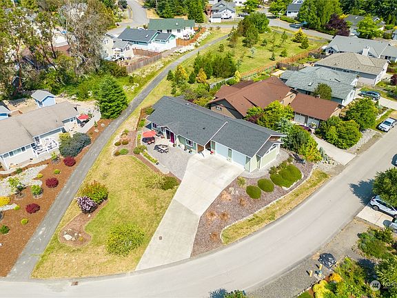 2nd image of 3998 Hill Street