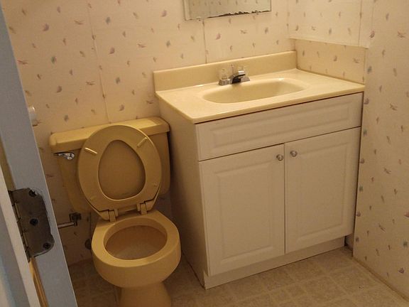 Hall bath with full tub
