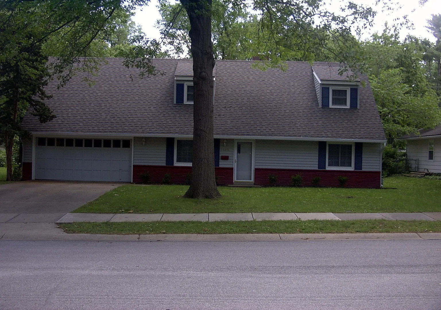Large 5 Bedroom Nall Hills Home — Photo 1