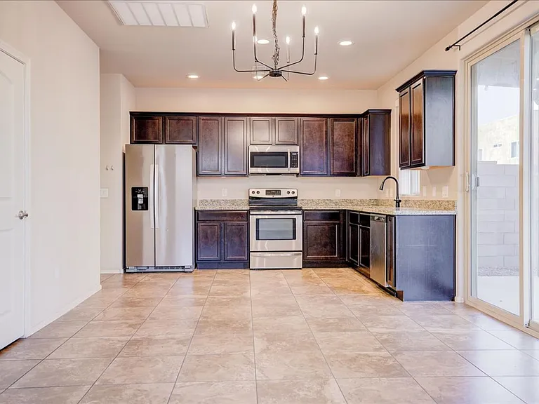 241 E Imperial Ct — Photo 6