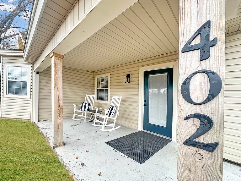 402 Wallace Dean Rd — Photo 3