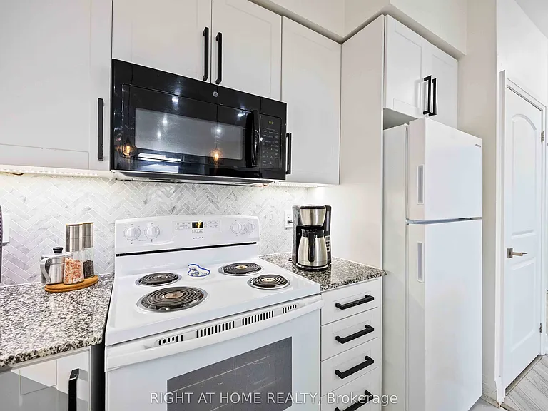 1060 Sheppard Ave W #1521 — Photo 20