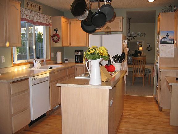 Kitchen with cooking island