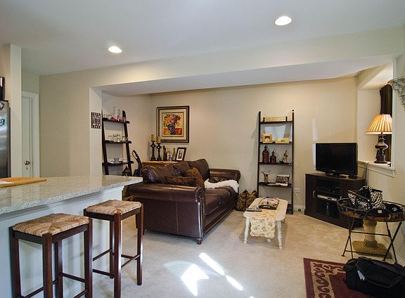 3rd image of 2335 W Iowa St APT 1G