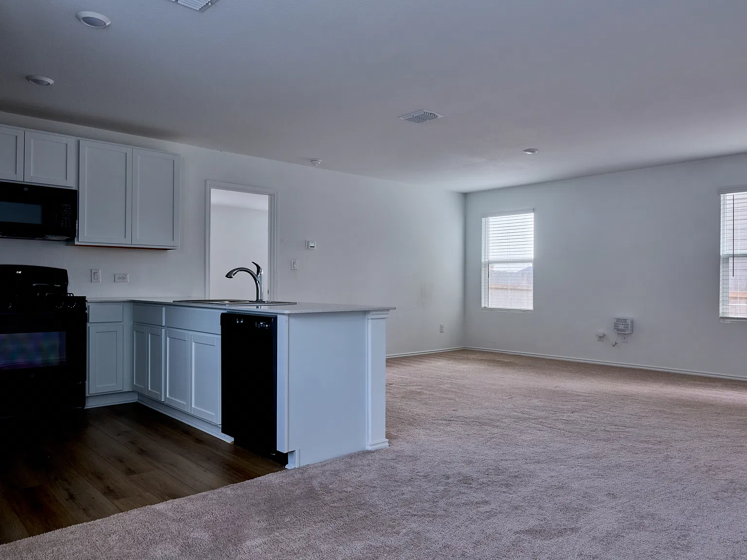 160 Avre Loop — Photo 4